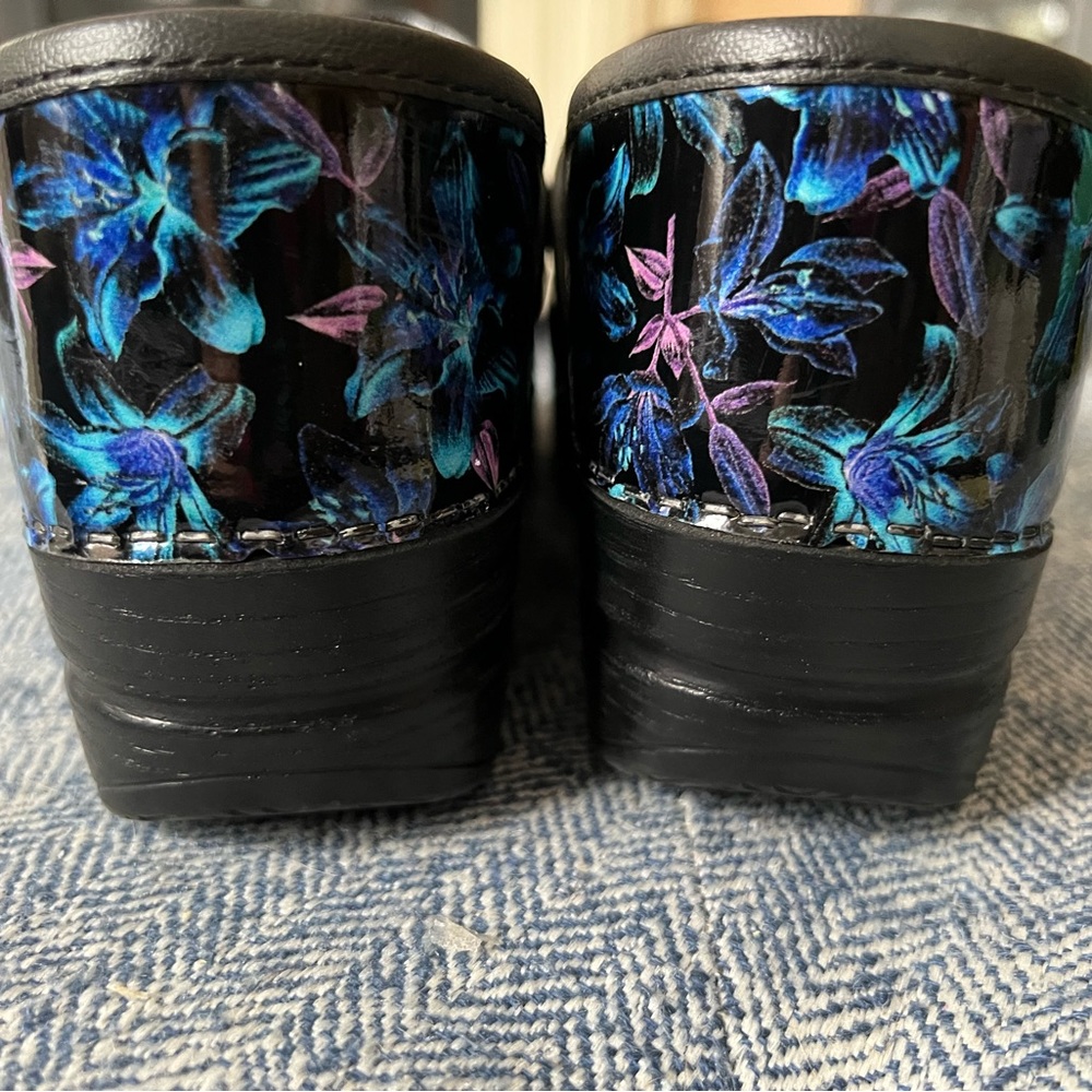 Danskos blue floral size 37. - Picture 4 of 10